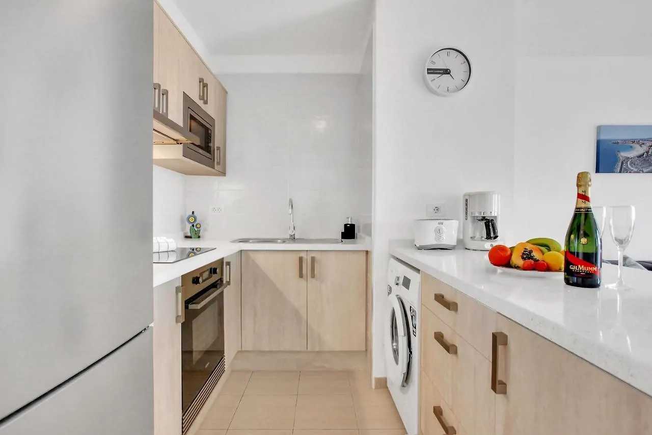 Top Floor, Sea View, Huge Terrace, Heated Pool, Garage Los Cristianos  Lejlighed Los Cristianos (Tenerife)